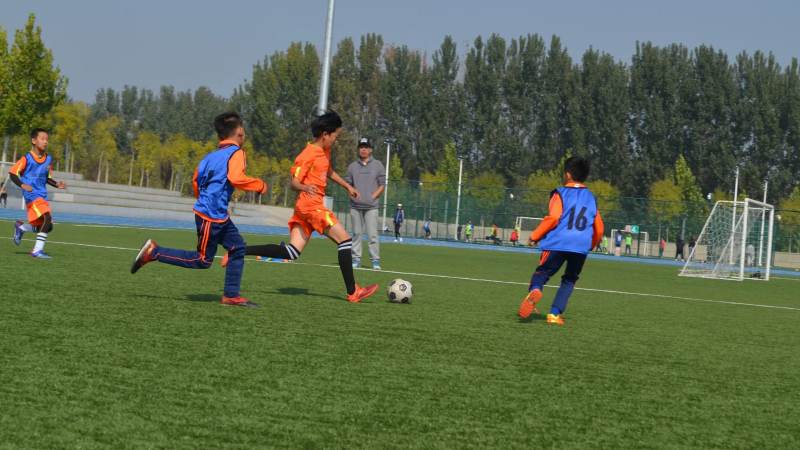 bsports必一运动装备新闻配图：球场边的足球鞋与护具